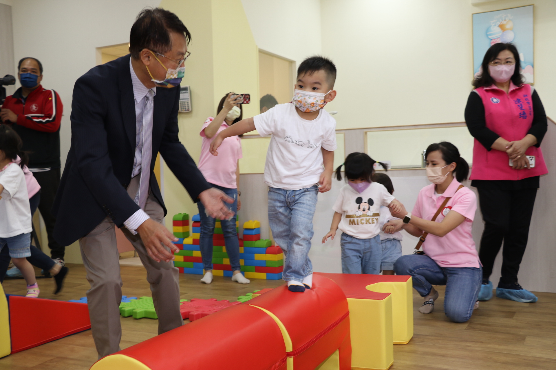 副市長陳純敬在永和仁愛公托中心與幼兒互動  擔心幼兒平衡  欲伸手保護